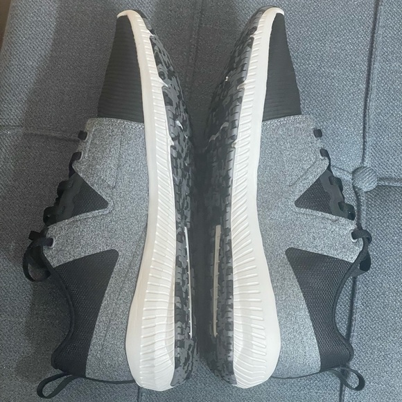 Reebok Mens Hydrorush TR
Black Gray Running Shoes
Sneakers - Size 8 - Picture 7 of 13